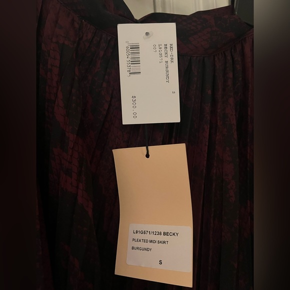 Burgundy pleated midi skirt - Picture 2 of 4